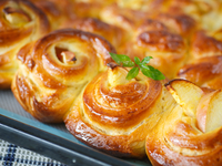 Булочки из дрожжевого теста с яблоками