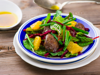 Салат из куриной печени с апельсинами и свеклой