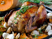 Запеченная курица с чесноком и тыквой