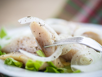 Слабосоленое филе сельди с луком