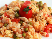 Орзо с курицей и помидорами
