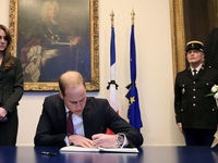 Кейт Миддлтон и принц Уильям почтили память погибших в Париже