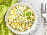 Салат с кукурузой и зеленым горошком