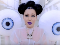 Грею счастье: Елка сняла забавный клип на новую песню