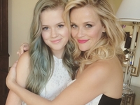 Малышка на миллион: Стильные образы дочери Риз Уизерспун