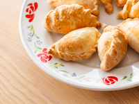 Пирожки с яблоками и клюквой