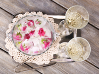 Как украсить стол ледяными скульптурами (видео)