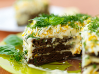 Печеночный торт с творогом и чесноком