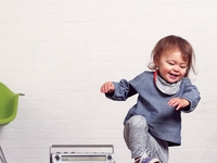 Это надо увидеть: Малышка зажигает под Jingle Bells