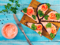 Новогодние рецепты: Канапе с икрой мойвы и лососем