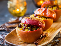 Запеченные яблоки c cухофруктами: Три идеи для завтрака