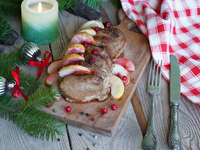 Блюда на Новый год: запеченная свинина с яблоками и клюквой