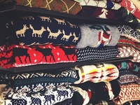 Как носить рождественский свитер: 3 стильных образа