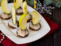 Блюда на Новый год: Канапе с яблоком и сельдью