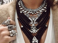 Стильный образ на Новый год: Украшения из столичных магазинов