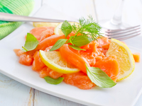 Салаты на Новый год: Рецепт с лососем и мандаринами