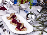 Рецепты на Новый год: Канапе с сельдью и свеклой