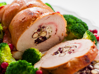 Горячие блюда на Новый год: ТОП-5 рецептов мясного рулета