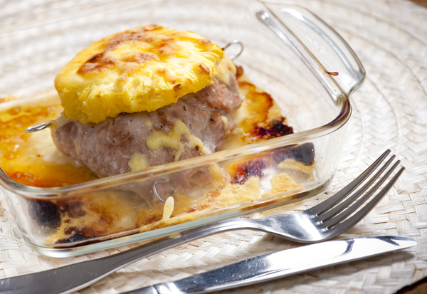 Как приготовить свинину с ананасами и сыром (видео)