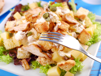 Салат Цезарь с курицей: Три вкусные идеи