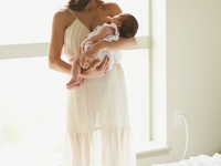 Фото дня: С младенцем на руках