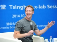 Марк Цукерберг учит новорожденную дочь квантовой физике