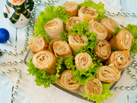 Блюда на Новый год: ТОП-5 рецептов блинных роллов с лососем