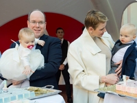 Князь и княгиня Монако отметили первый день рождения близнецов