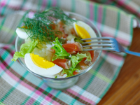 Салат из копченого лосося с рисом