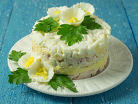 Рецепты на Новый год: Слоеный салат из печени трески