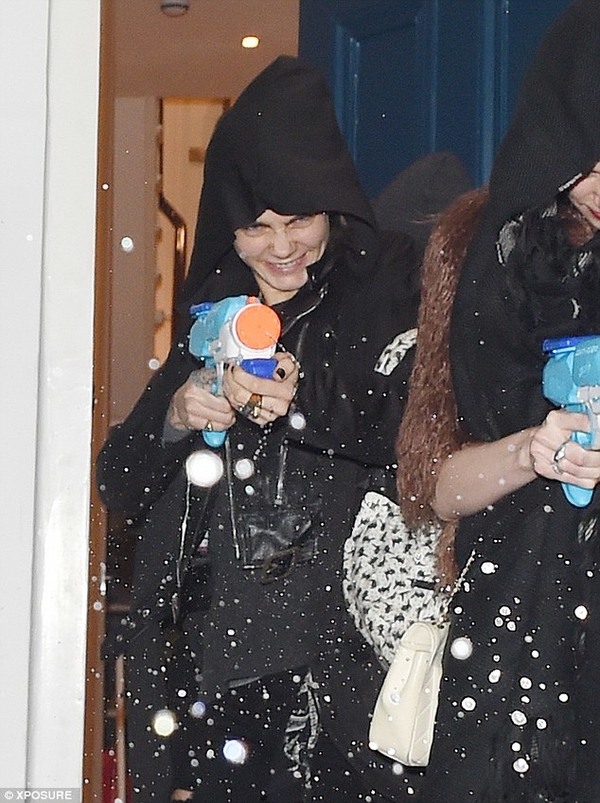 Кара Делевинь "стреляла" в свою девушку из водного пистолета