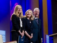 Дочь Билла Клинтона готовится во второй раз стать мамой