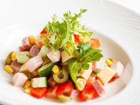 Салаты на Новый год: Рецепт с ветчиной и сыром