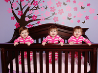 Вот это да: Тройняшки родились абсолютно одинаковыми