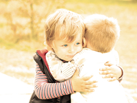 Трехлетний малыш нежно обнимает младшего братика: Милое видео