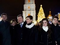 Петр Порошенко с семьей посетил новогоднюю ярмарку в Киеве