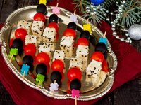 Новогодние канапе с маслинами