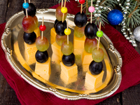 Рецепты на Новый год: Канапе с маслинами и сыром