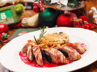 Блюда на Новый год: Куриные рулетики в беконе с черносливом