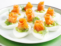 Фаршированные яйца: Три рецепта к Новому году