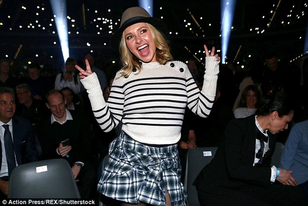 Хайден Панеттьери забавно поздравила поклонников с Новым годом