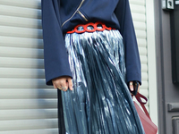 Как носить миди-юбку с металлическим блеском: Стильные примеры