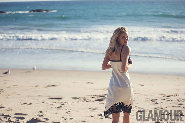 Роузи Хантингтон-Уайтли снялась в соблазнительной пляжной фотосессии