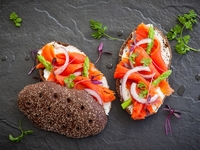 Брускетта с лососем и спаржей