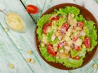 Салат из курицы с сухариками: Три вкусные идеи