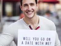 Самый сексуальный доктор выставил на аукцион свидание с ним