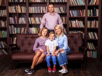 Ведущая Оксана Гутцайт снялась в фотосессии с мужем и детьми