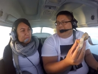 Необычное предложение руки и сердца: Парень имитировал поломку самолета