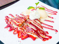 Рецепты на День Валентина: Кокосовые блины с ягодным соусом