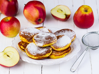 Яблочные оладьи с корицей